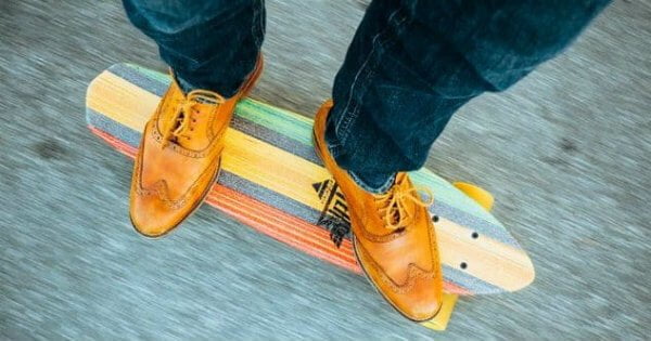 Differences between an electric longboard and a penny board