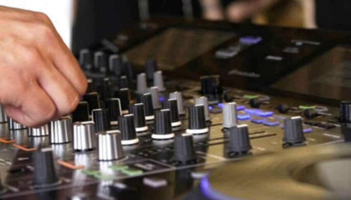 The top 10 best DJ controllers reviews