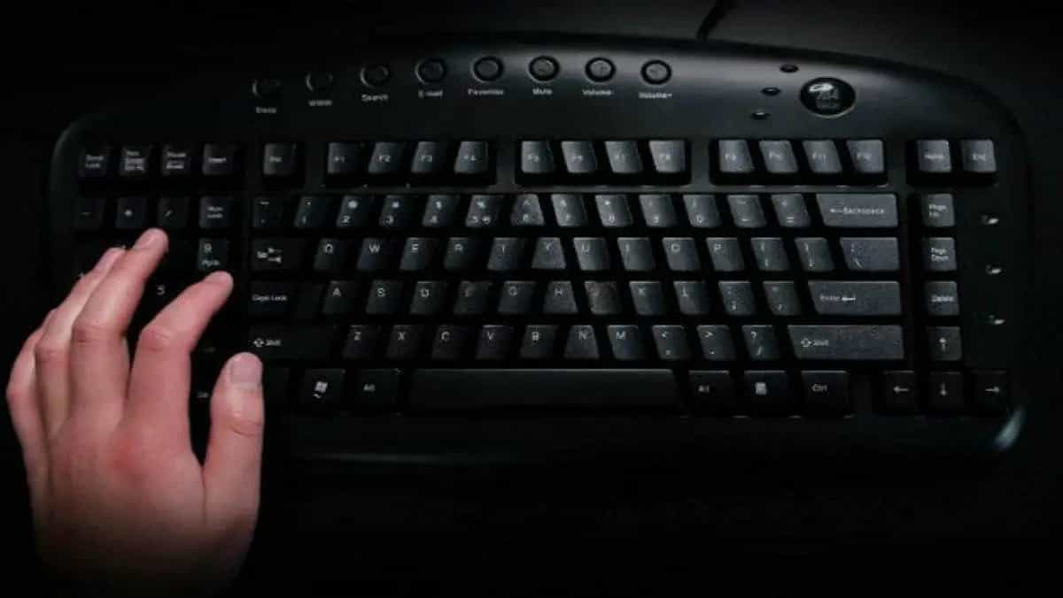 Best left handed computer keyboard for gaming and typing