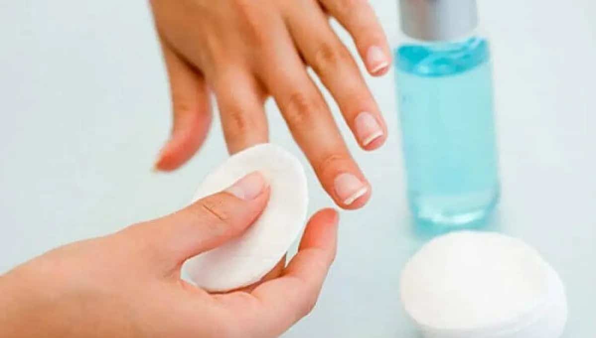 The best acetone free nail polish remover so you don’t spoil your nails