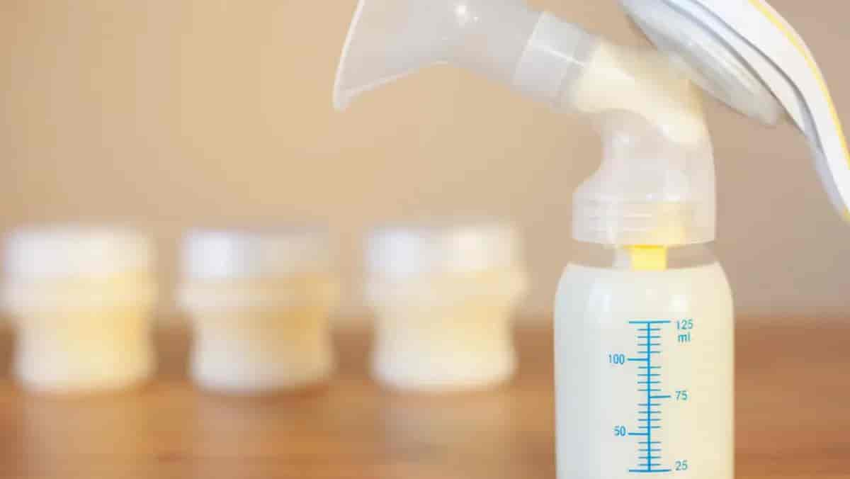 Best manual breast pump for moms that will help feed your baby