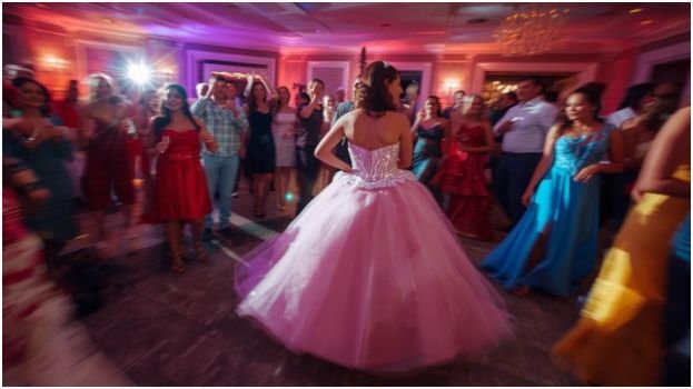 What General Rules Should You Follow When Deciding What to Wear to a Quinceañera?
